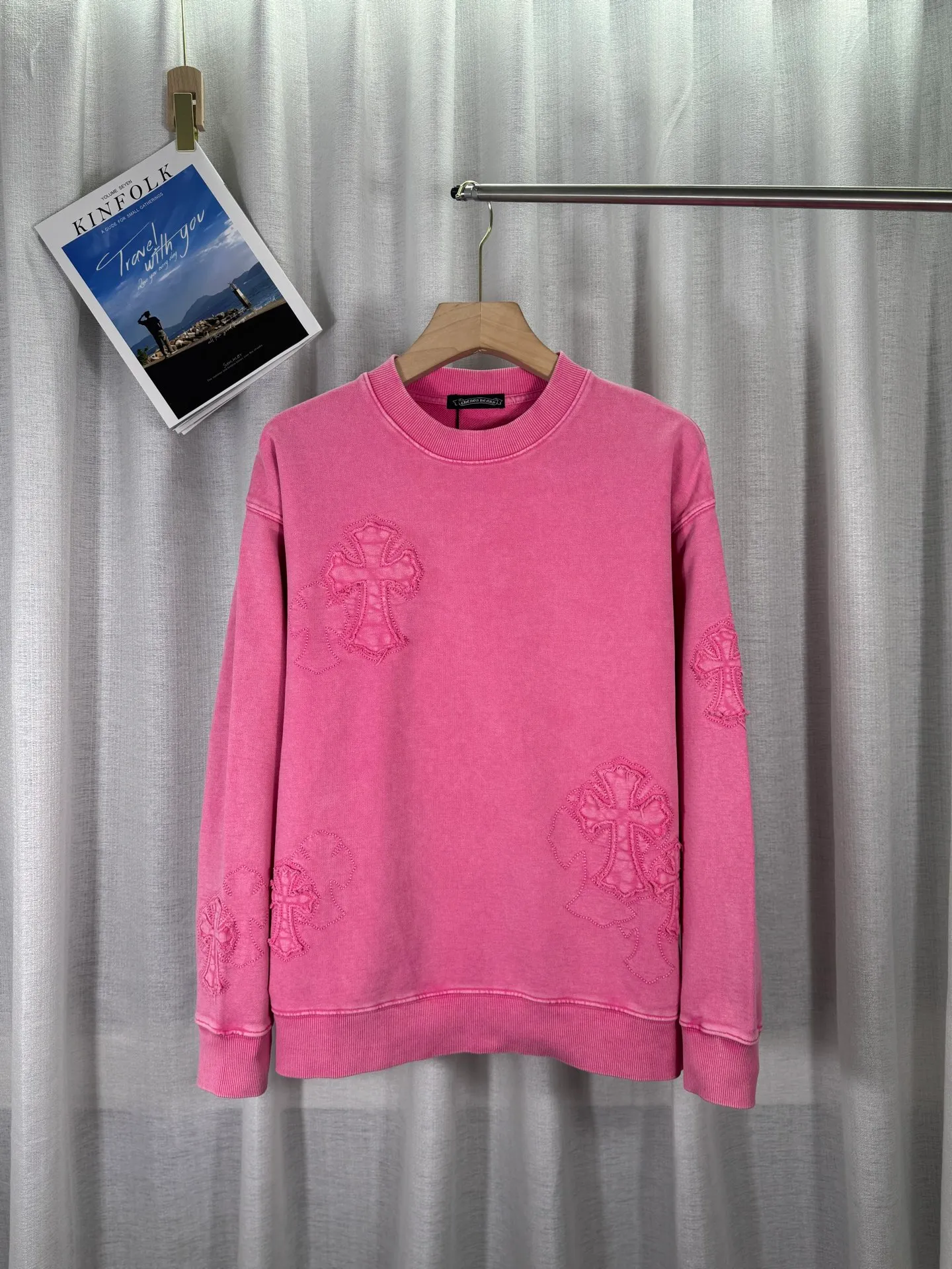 P260 top version, real shot without P, ​​different from market currency) 𝗖𝗵𝗿𝗼𝗺𝗲 𝗛𝗲𝗮𝗿𝘁𝘀/Cro Heart 2025 washed patch embroidery autumn and winter new original single counter American laser burnt 3D three-dimensional color embroidered couple casual sweatshirt 👑The highest version! Customized fabric 430g tripe terry fabric! American acid-washed and distressed original fabric laser burnt ✟appliqué embroidery and exquisite embroidery of letters! The best-selling model in the counter, very comfortable to wear. Accessories: original molded and authenticated collar label➕100% silk wash label. Genuine purchase-grade original hangtag➕matching hanging rope➕3D hanging beads➕original packaging bag. Craftsmanship: The original version has consistent wiring! The highest version of the armhole matching technique! Color: Pink Black Size: S M L XL Style No.: 9311